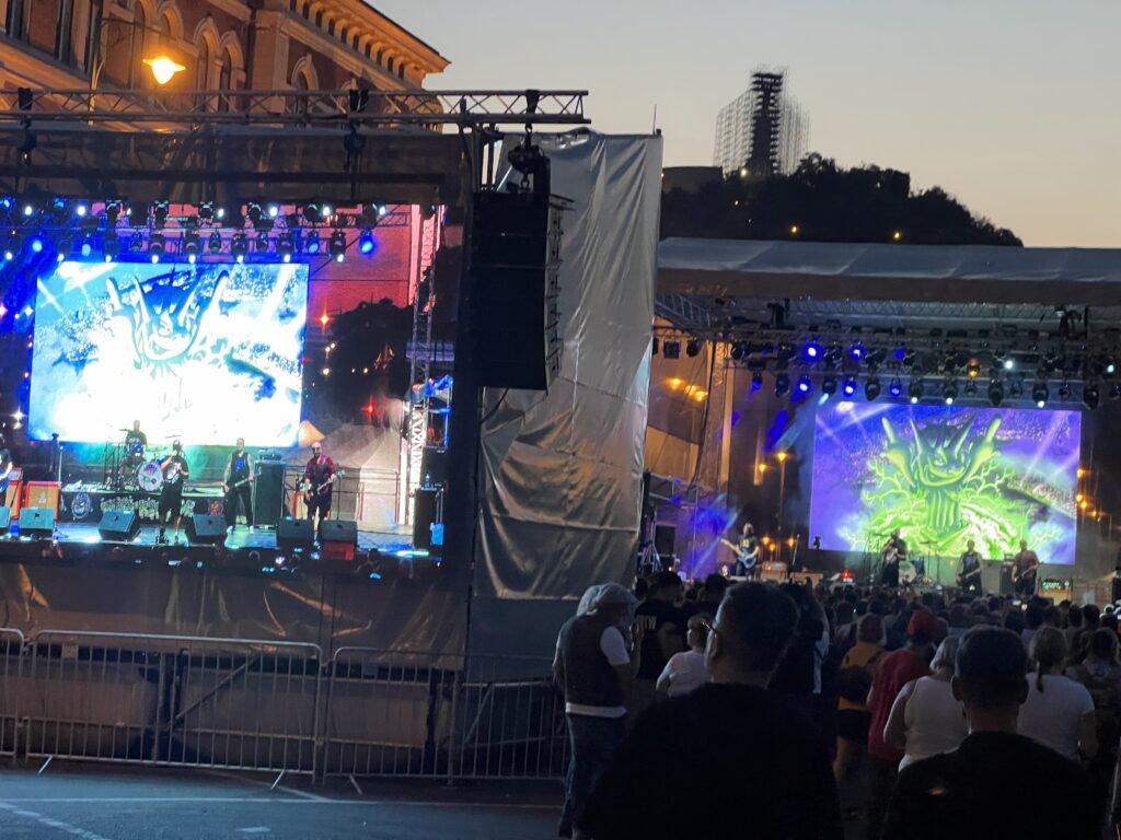 Kültéri kettős ívű (belső/külső) LED kijelző - Az íves látványtechnika ipari szabványának újradefiniálása 7 TZSVTAV-LED bérlés-gyártás